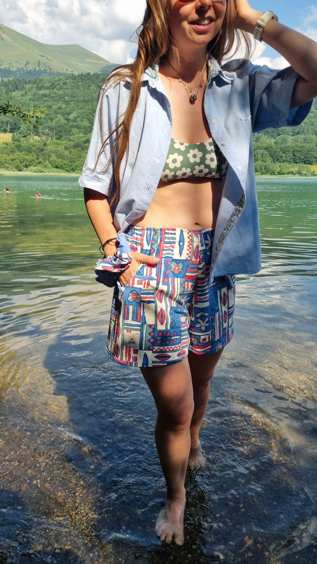 Short fleuri coloré