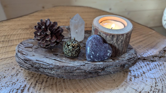 Porte encens sur écorce cœur Lépidolite, pointe de Quartz 