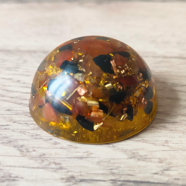 Petite orgonite demi-sphère cornaline 