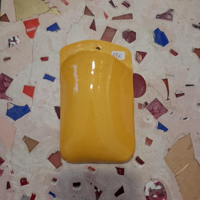 Cap8 vase mural jaune 