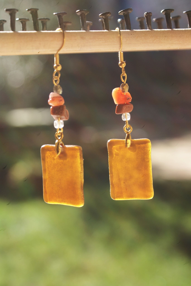 Boucles d&#039;oreilles en verre  brun caramel dépoli.