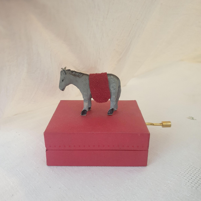 Petit âne rouge -boîte à musique à manivelle -pièce unique 