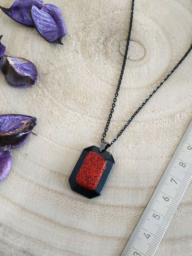 Collier noir structuré rouge pailleté
