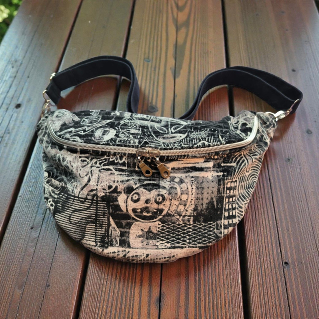 Sac banane en tissu épais noir Jean Paul Gaultier, dos cuir gros grain