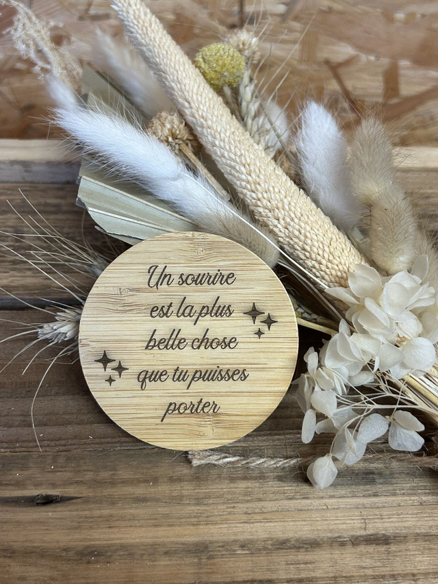 Miroir en bambou gravé &quot;Un sourire est la plus belle chose&quot;