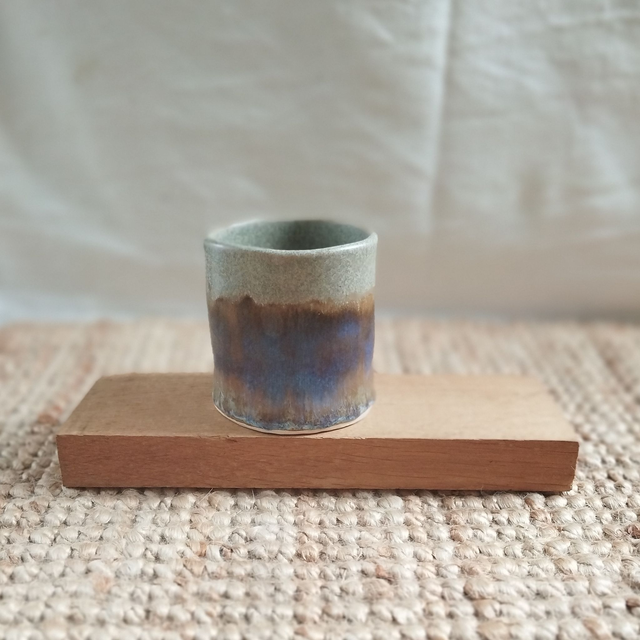 Tasse sans anse, argile blanc, émail gris avec effets violets