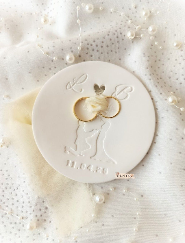 Coupelle porte alliances personnalisable en argile avec motif couple de mariés