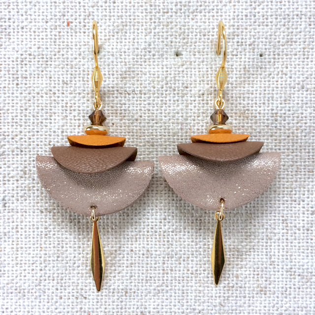 Boucles d’oreilles « Trio lungo » dorées, cuir beige pailleté / camel / ocre