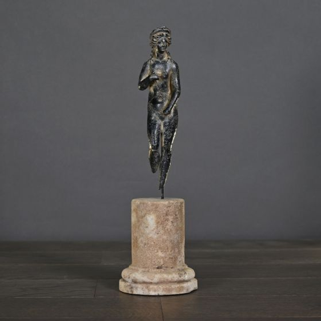 Stèle à la Venus Romaine