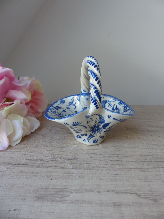 Petit panier vide poche en céramique avec anse torsadée signé Desvres, corbeille blanche peinte main motif fleurs bleues, décor table bureau