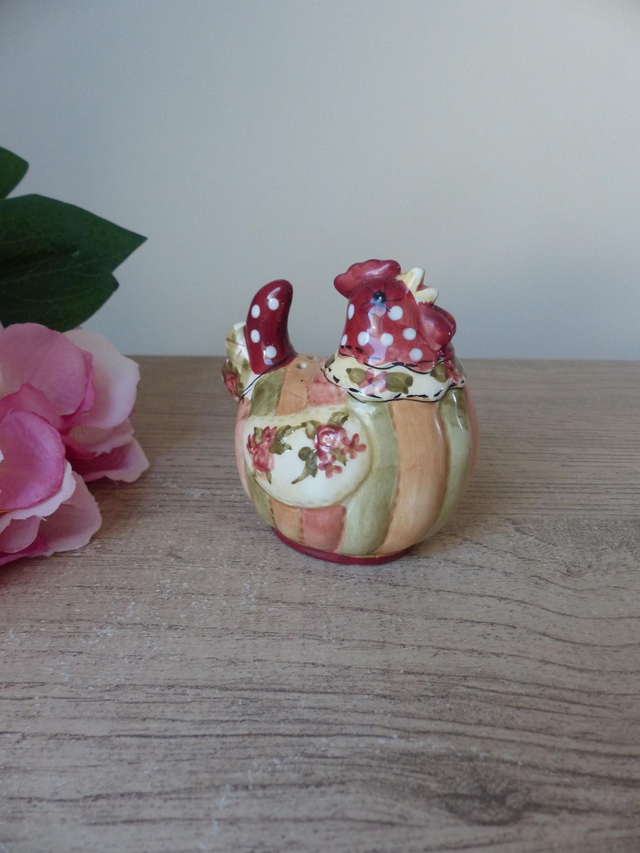 Salière ou Poivrière Vintage – Poule en Céramique Peinte Main, Motifs à Pois et Fleurs – Déco de Table Cuisine Rustique, Cadeau Champêtre