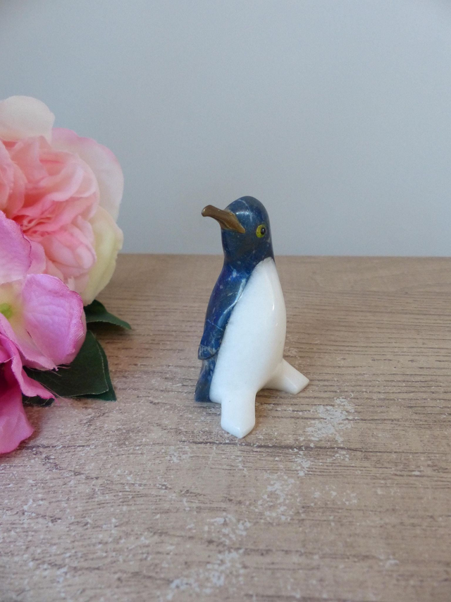 Figurine pingouin lapis-lazuli bleu sculpté en pierre ventre en marbre blanc fabriqué au Chili Vintage