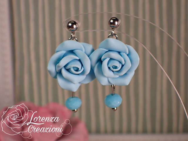 Orecchini pendenti rose azzurro pastello con perla
