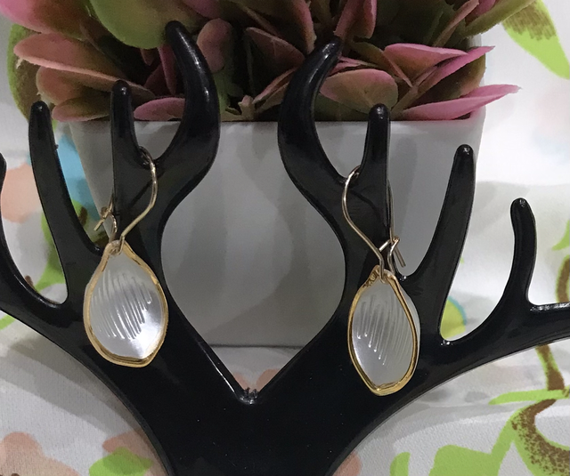 White/Cream Dangling Earrings- WDE27A