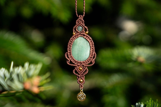 Collier long en micro-macramé avec Pierre Aventurine