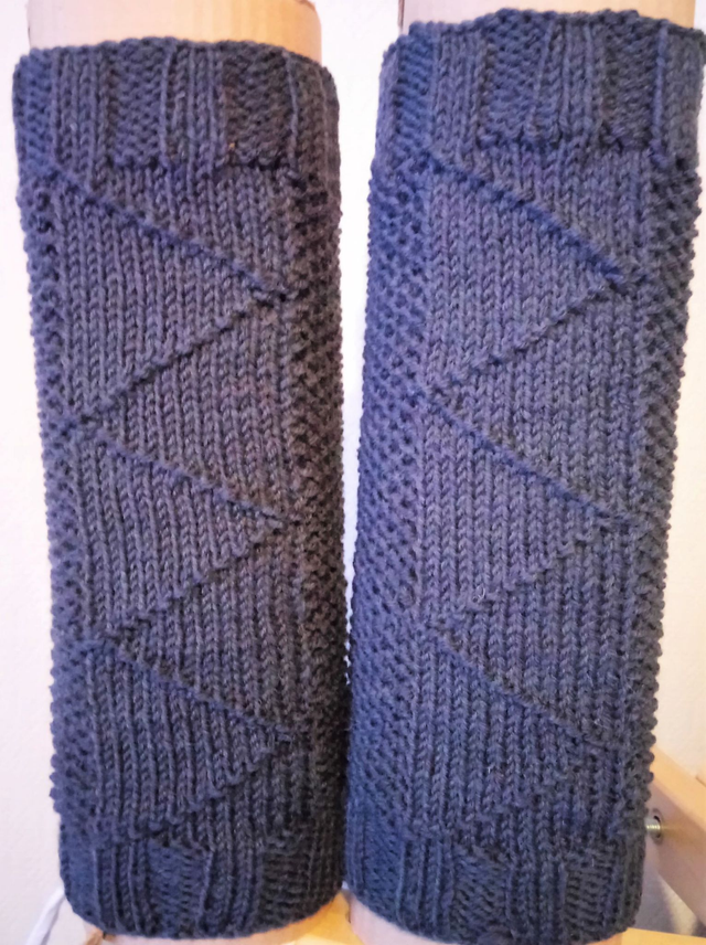 Neulotut säärystimet / Handknitted leg warmers