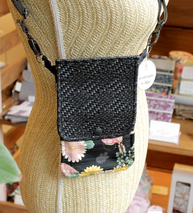 Pochette téléphone simili cuir noir motif floral / Le petit atelier de Maya 