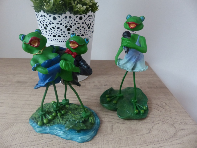 Statuettes Trois Figurines Grenouilles Couple Danseurs et Chanteuse en Résine, Grenouilles Showbiz, Décoration Dancing Salon de Danse Chant