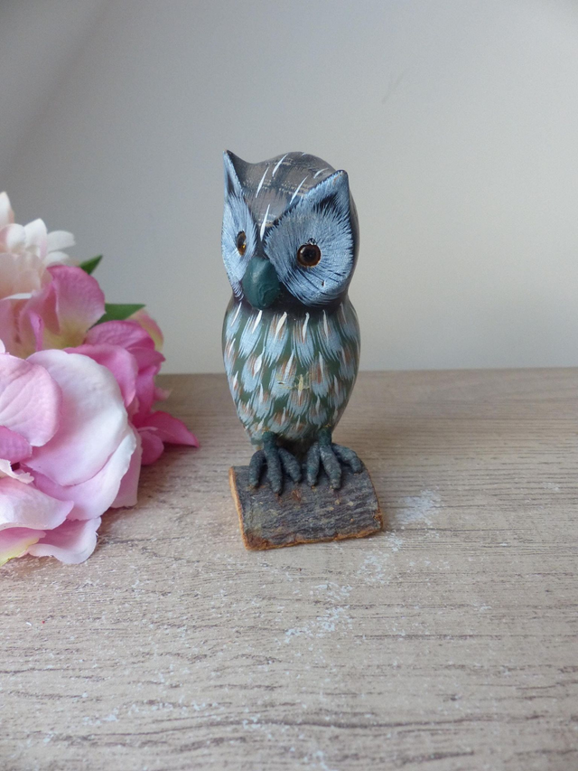 Statuette Chouette en Bois Sculpté – Figurine Vintage Peinte à la Main sur Socle Écorce | Décoration Maison de Campagne, Cottage ou Ferme