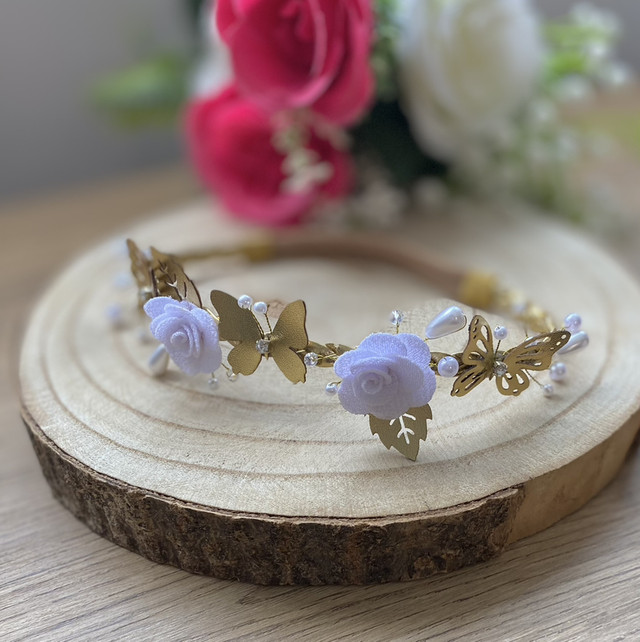 Couronne en cuir synthétique tressé doré ornée de fleurs et de papillons 