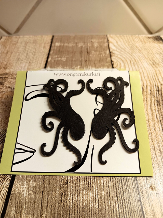 Mustekala, iso nappi (musta).