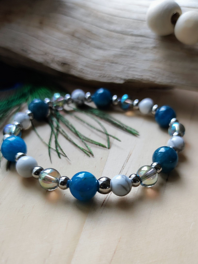 Bracelet Apatite, Howlite et Quartz Aura