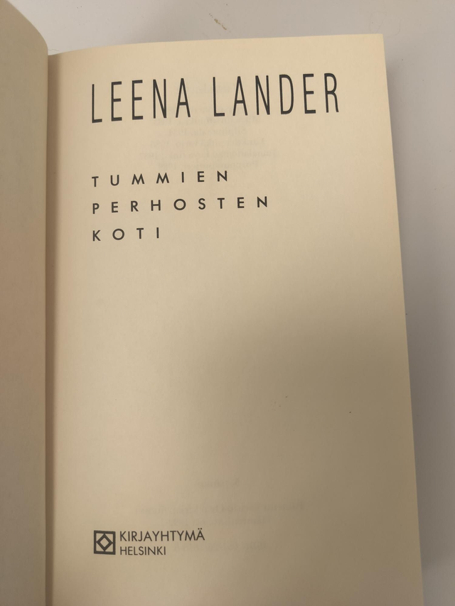 Tummien perhosten koti #179