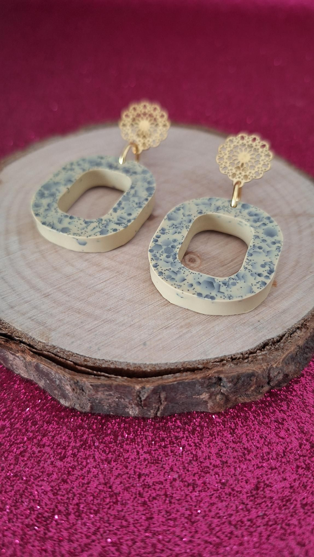 Boucles d'oreilles dorées ovales beige et paillettes noires