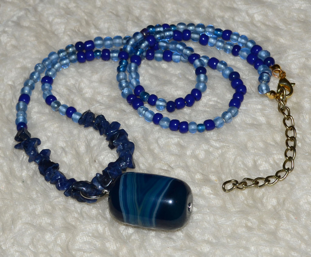 C03 - Collier perle en verre et sodalite, pendentif agate