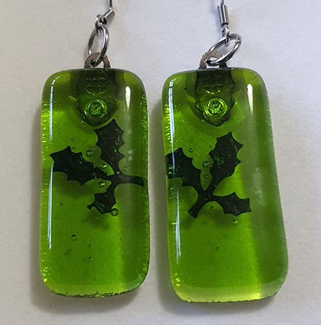 Holly design green dangly glass earrings e78
