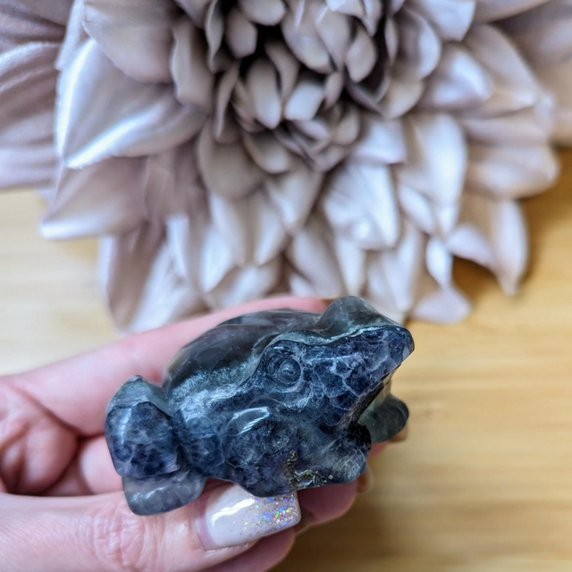 Fluorite Frog Carving 