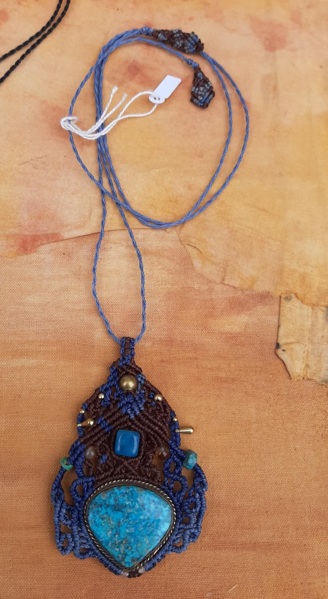 Pendentif en macramé et turquoise 