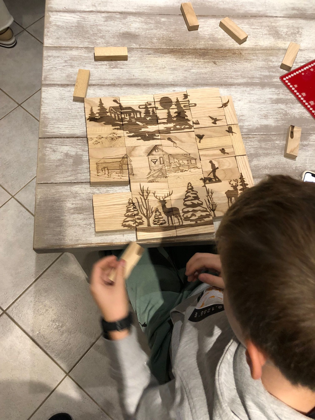 Tour à empiler 20 étages, 60 pièces. Faces gravées (1 face puzzle, une face dominos force 9)