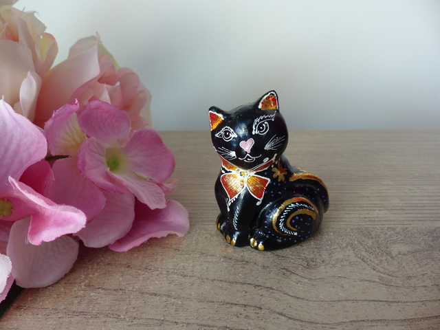 Figurine petit chat d'amour en bois peint à la main, bibelot chaton noir avec un museau en forme de coeur rose, cadeau décoration collection