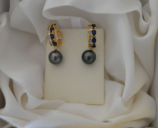 Créole moyenne dorée acier inoxydable - brillants couleurs bleu/diamant - perle de Tahiti - longueur 2,6 cm