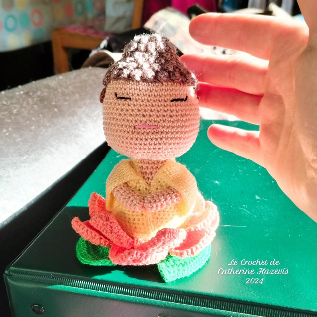 2024 Petit Bouddha au kimono jaune sur sa fleur de lotus 