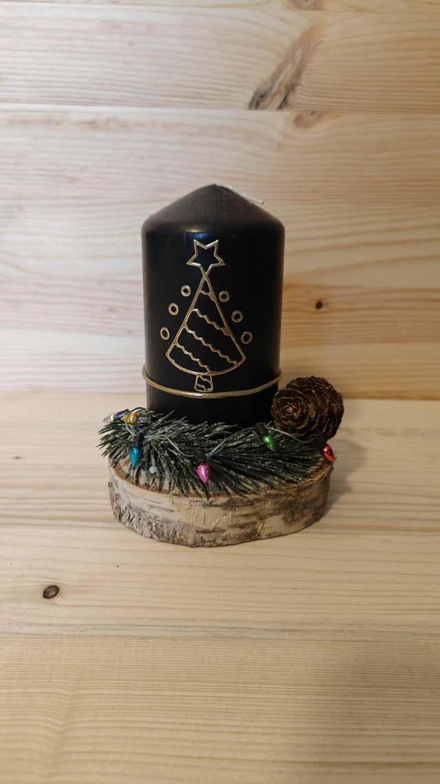 Holzplatte mit Kerze