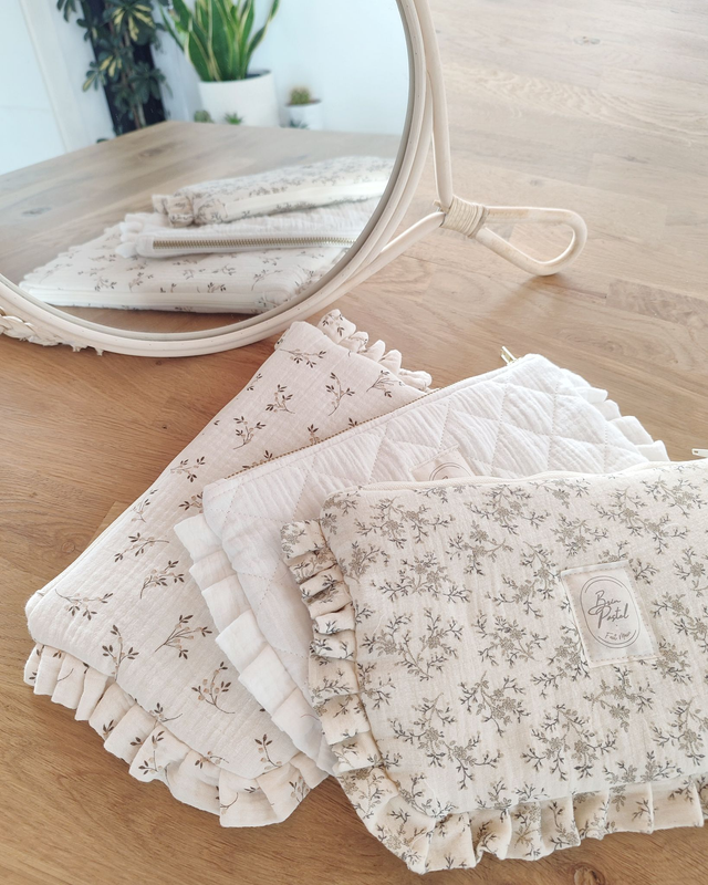 Pochette à volant sans broderie