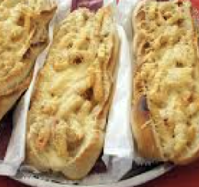 Pain Bouchons ( Sandwich Bouchons, fromage râpé, Frites, Sauce )