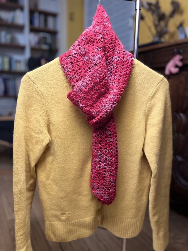 Echarpe au crochet rose framboise