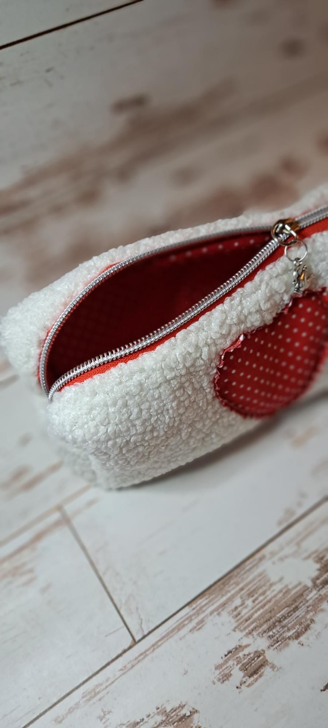 Trousse moumoute blanche à cœur rouge