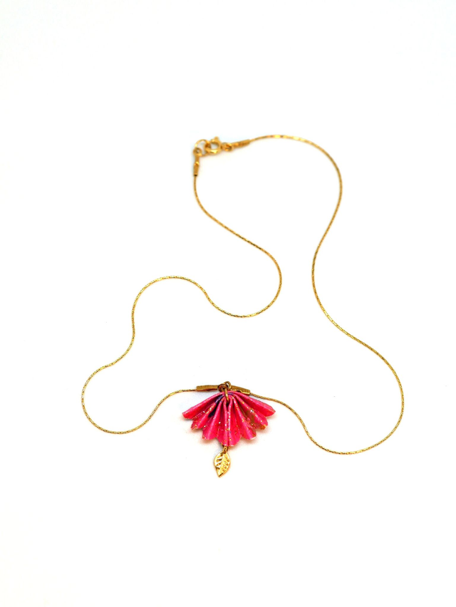 Collier Petit Paon fuschia paillette