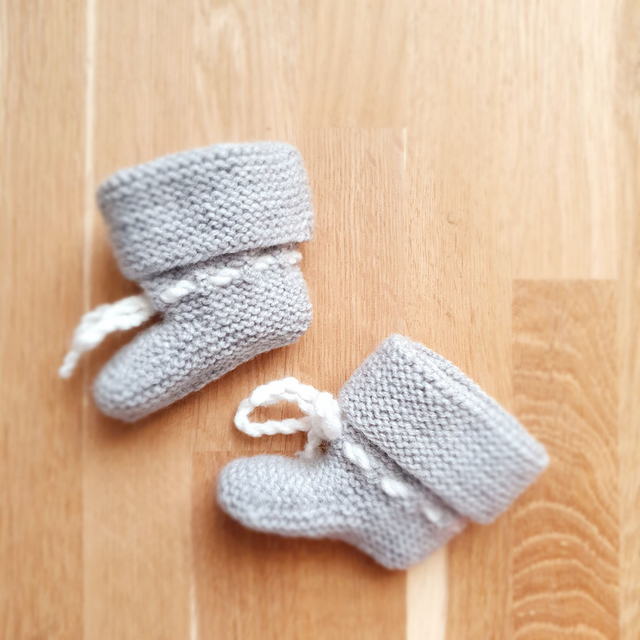 Babyslofjes grijs - handgebreid