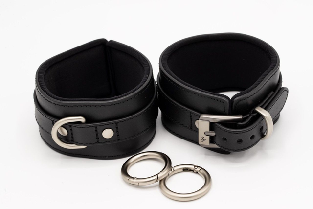 BLACK SWAN DESIGNZ - Fussfesseln Black Passion - L