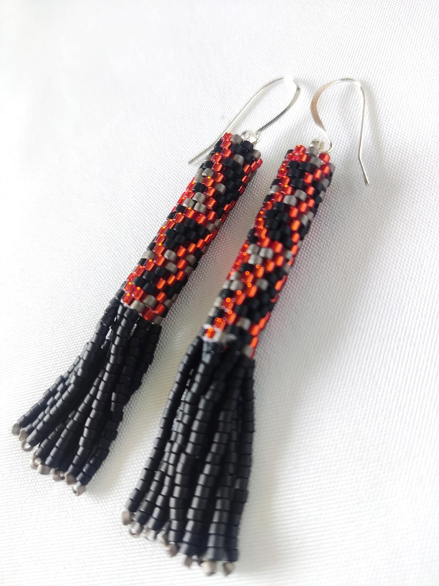 Pendientes flecos rayas rojo metalizado