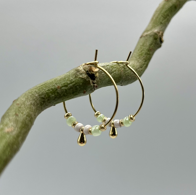 Green Harmony Hoops – Creolen mit goldenen, grünen und beigen Glasperlen