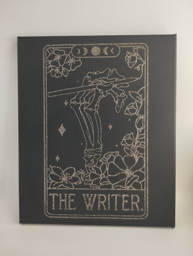 Toile noire 25x30 cm – Gravure « Main squelette écrivain » ✒️💀