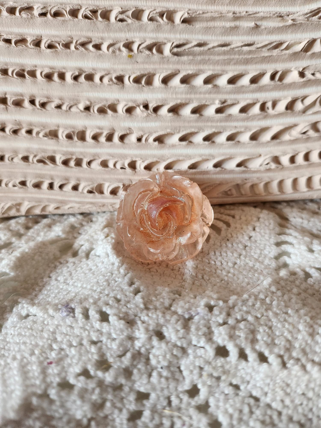 Broche rose résine rosé