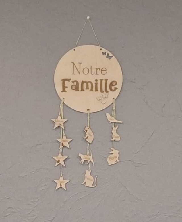 Plaque &quot;Notre famille&quot; en bois personnalisée 
