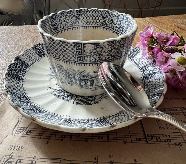 DENTELLE - Grande Tasse à café bleue & sa sous-tasse de la manufacture Royale de Lunéville - Terre de Fer